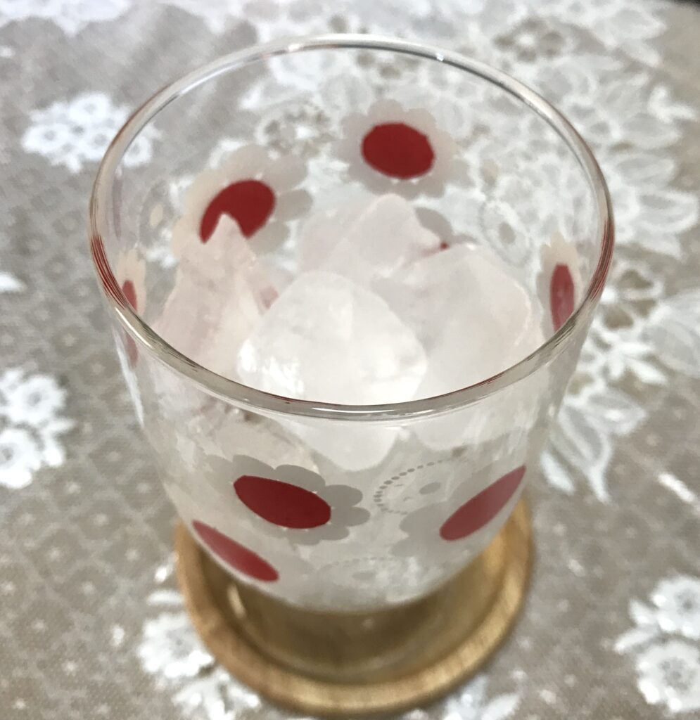 グラスに氷をいれたところ