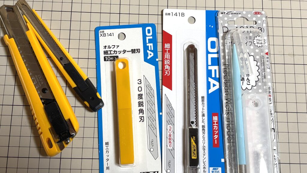 右からデザインナイフ・細工用カッター・細工用カッターの替刃・通常カッター(小・大)